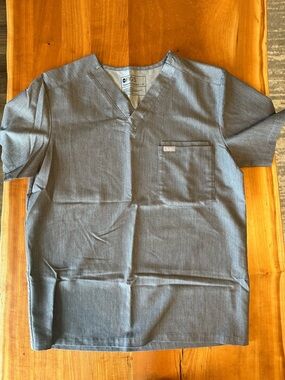 Figs Men’s Short-Sleeve V-Neck Scrub Top - Gray